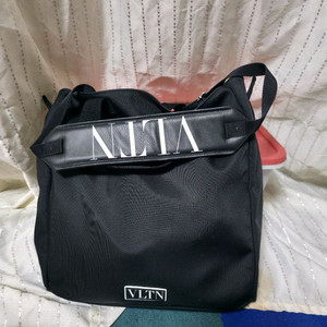 발렌티노 VLTN 블랙 크러스백