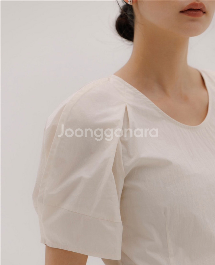 (새제품/단종)시에 sie 블룸 퍼프 슬리브 블라우스--1