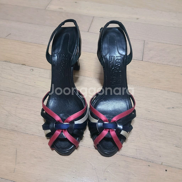 정품 페라가모 샌들 36반 (235)--0