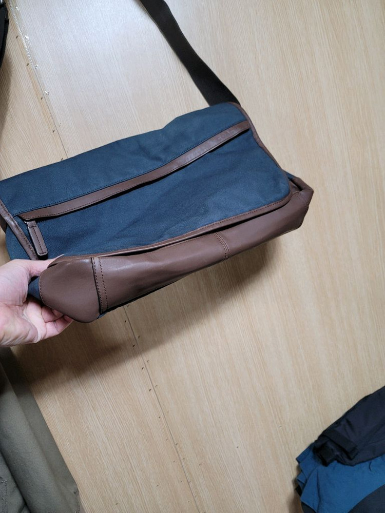 코치 크로스백 서류가방 이미지