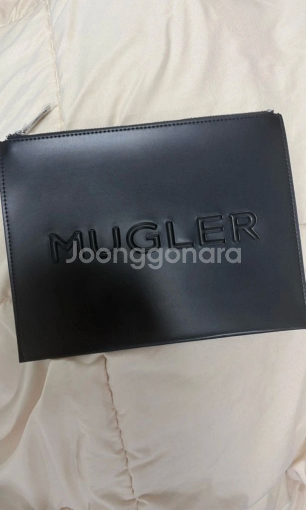 mugler 블랙 클러치 팝니다!--0
