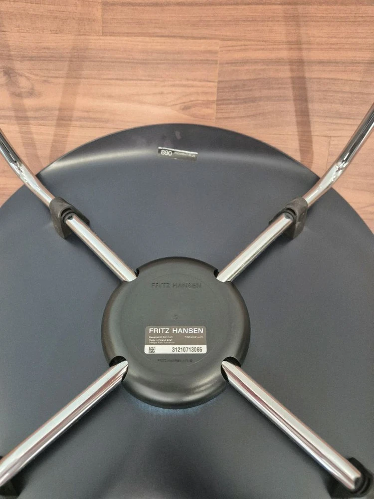 프리츠한센 세븐체어 라커드 미드나잇블루 이미지