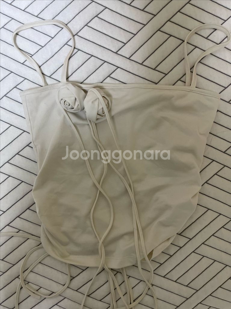 페인오어플레져 로즈 코사지 슬리브리스 탑 화이트--1