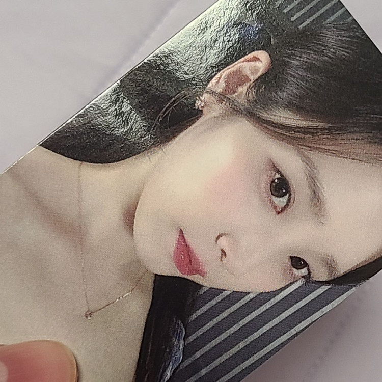 (하자ㅇ)아이유 2025 우리은행 포카 이미지