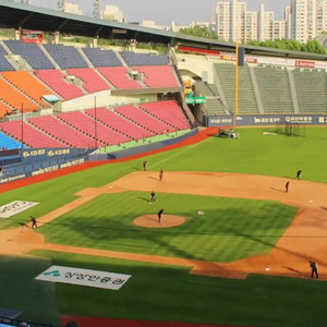 8.16 두산vs기아 1루 네이비석 2장