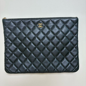 샤넬 클래식 클러치 블랙 뉴미듐