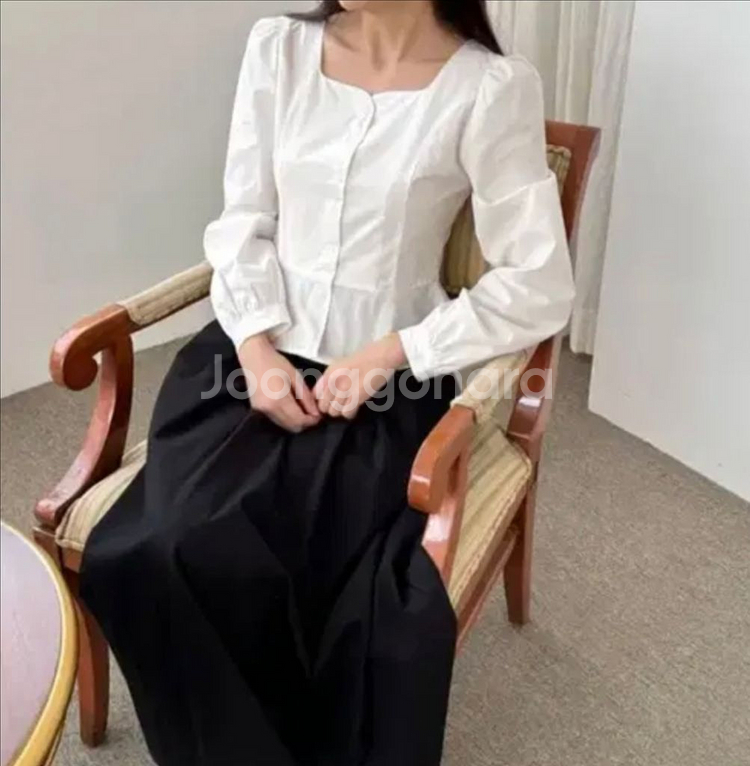 스퀘어넥 블라우스 블랙 한번입음--0