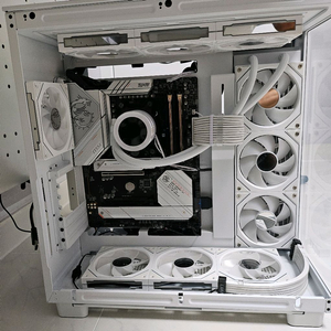 9700x 화이트 게이밍