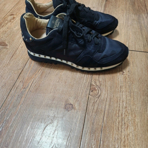 발렌티노 스니커즈