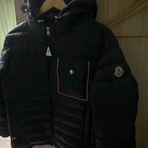 몽클레어 경량패딩 2사이즈 m입니다