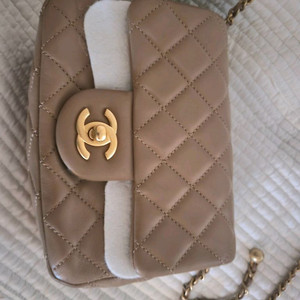 샤넬 쁘띠삭 플랩백 골든볼