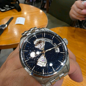 해밀턴 재즈마스터 오픈하트 미드나잇 블루 42mm 모델