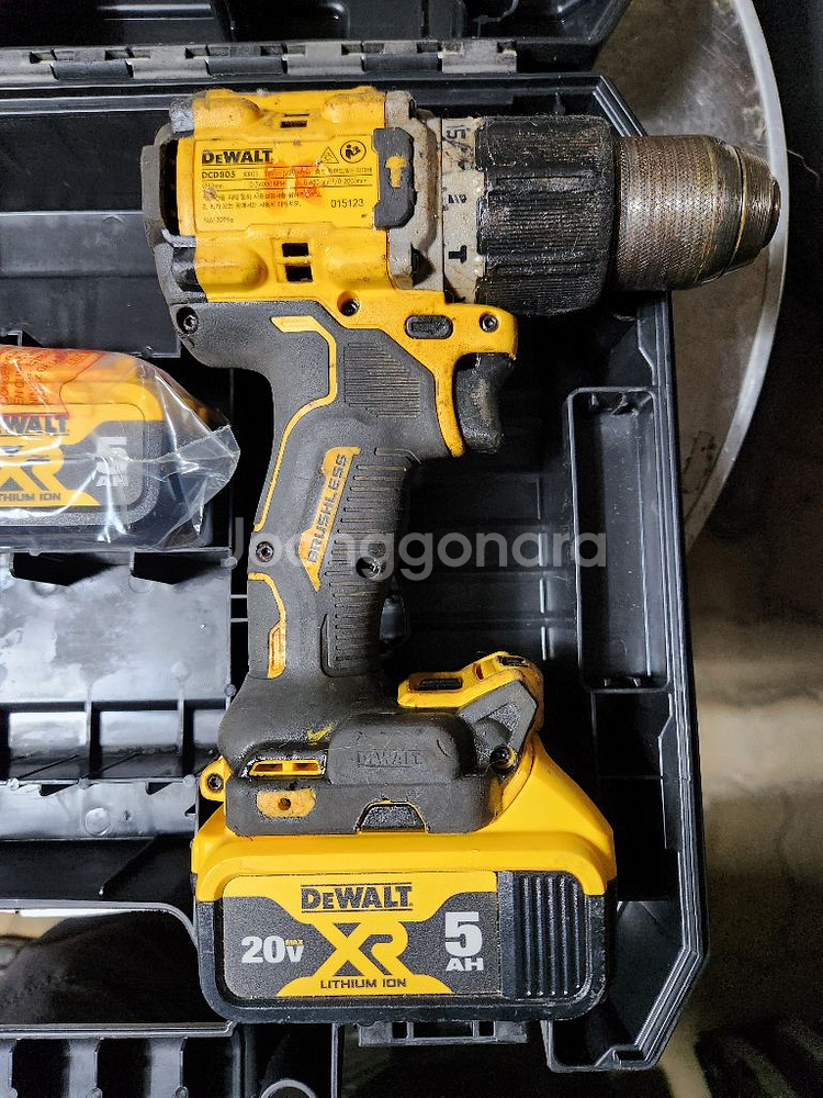 디월트 20V 충전해머드릴 DCD805 팝니다--3