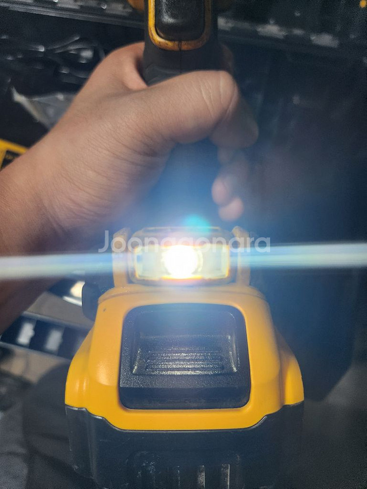 디월트 20V 충전해머드릴 DCD805 팝니다--4