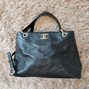 샤넬 쉐브론 금장 탑핸들 지퍼 토트백 A57150 S급