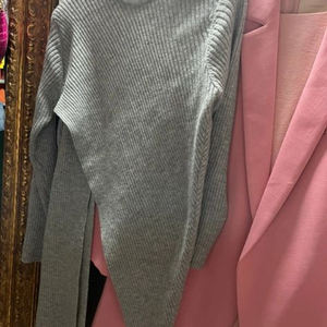 유니크한 그레이 니트