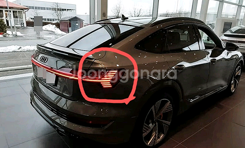 아우디 Q4 etron 스포트백 우측 후미등--4