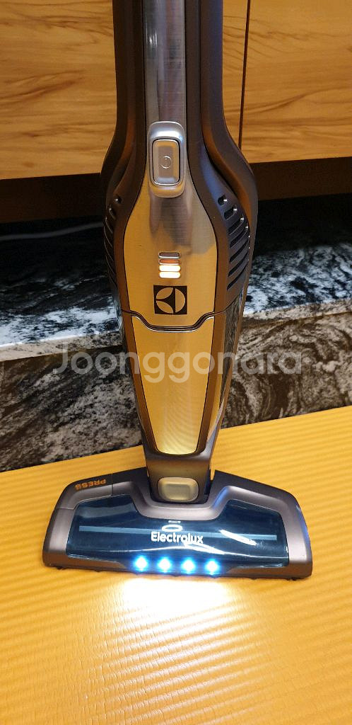 일렉트로룩스 무선청소기 ZB3105AK--1