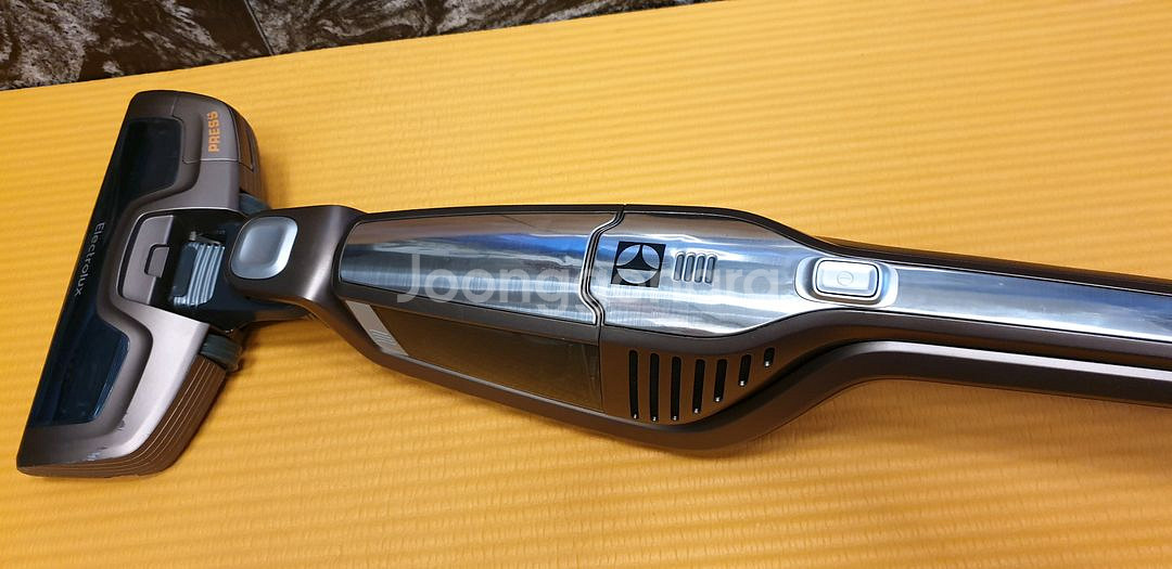 일렉트로룩스 무선청소기 ZB3105AK--7
