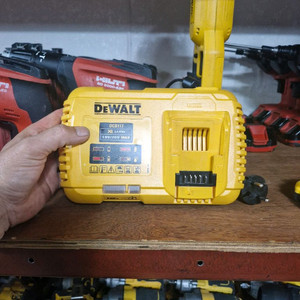 디월트프리미엄고속충전기 DCB117 최고속도 12A