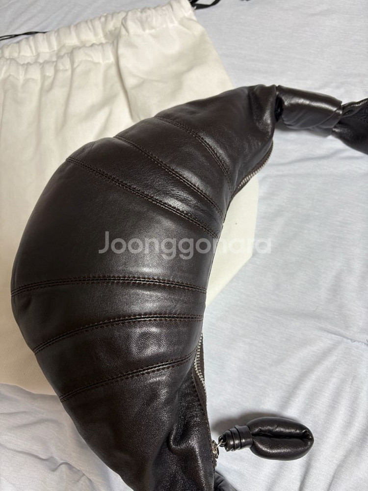 르메르 크루아상백 다크초코색상 스몰 램스킨--4