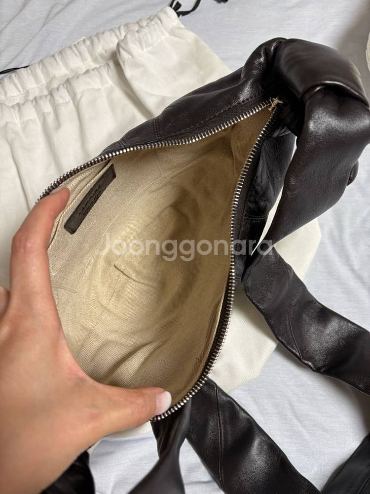 르메르 크루아상백 다크초코색상 스몰 램스킨--7