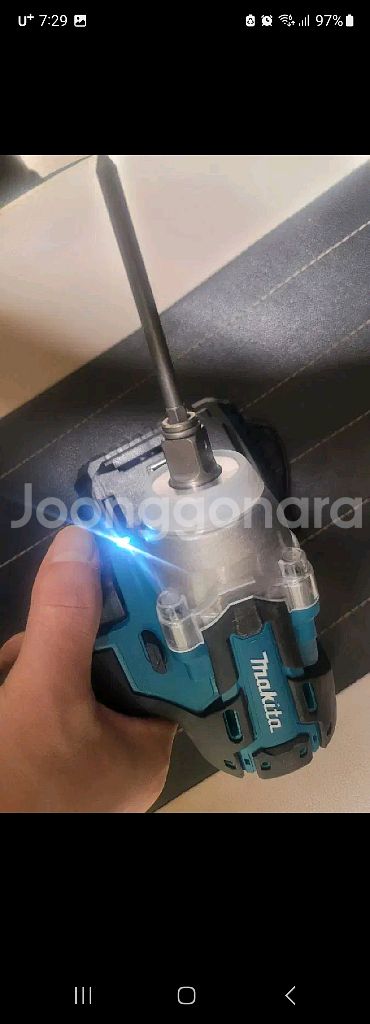 마끼타 임팩드릴 임팩렌치 18V 팝니다.--2
