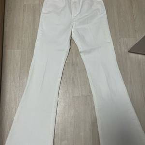 아이보리 부츠컷 청바지