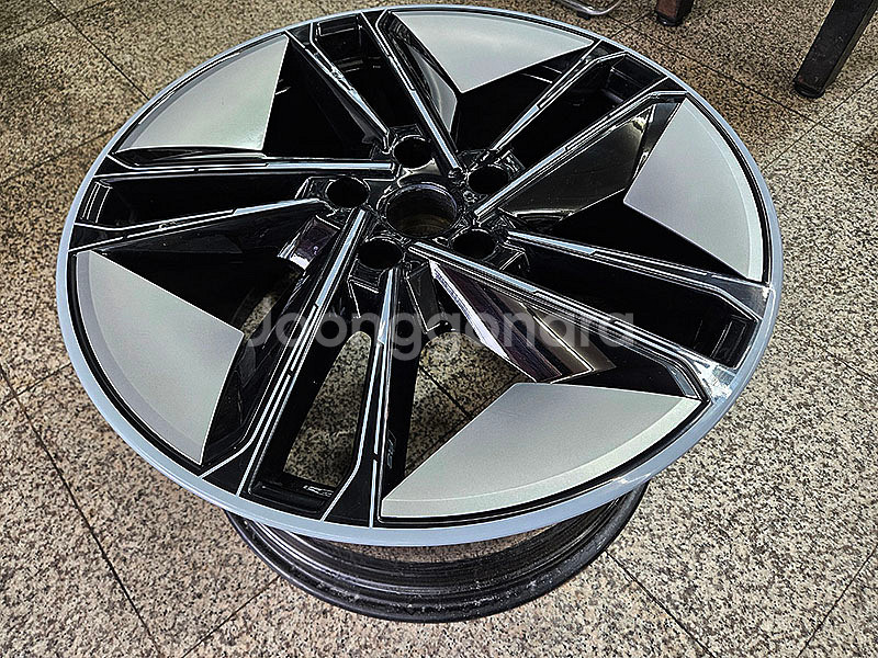아우디 이트론 GT RS 정품 21인치 후륜용 휠 한개--1
