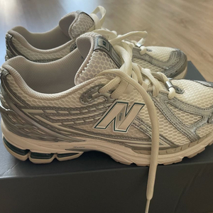 뉴발란스 1906R 실버 메탈릭 씨 솔트 260mm