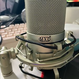 MXL 990