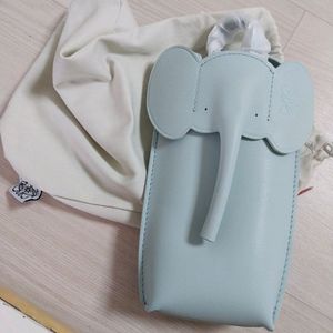 정품 로에베 엘리펀트 폰홀더가방 새상품