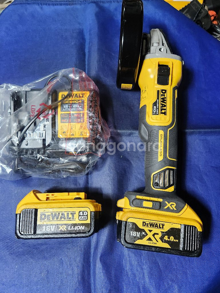 디월트 20v 충전그라인더 DCG405 팝니다--0