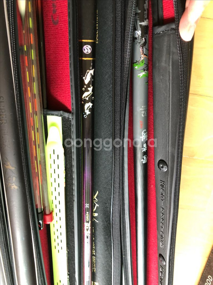 중고 낚시대 4대 받침대 1개 찌 52개 팝니다--0