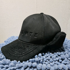 데상트 귀마개 블랙 귀달이 볼캡
