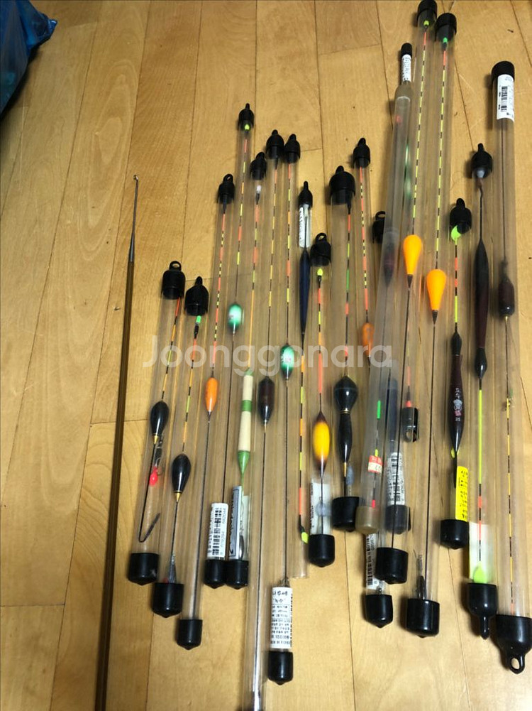 중고 낚시대 4대 받침대 1개 찌 52개 팝니다--3
