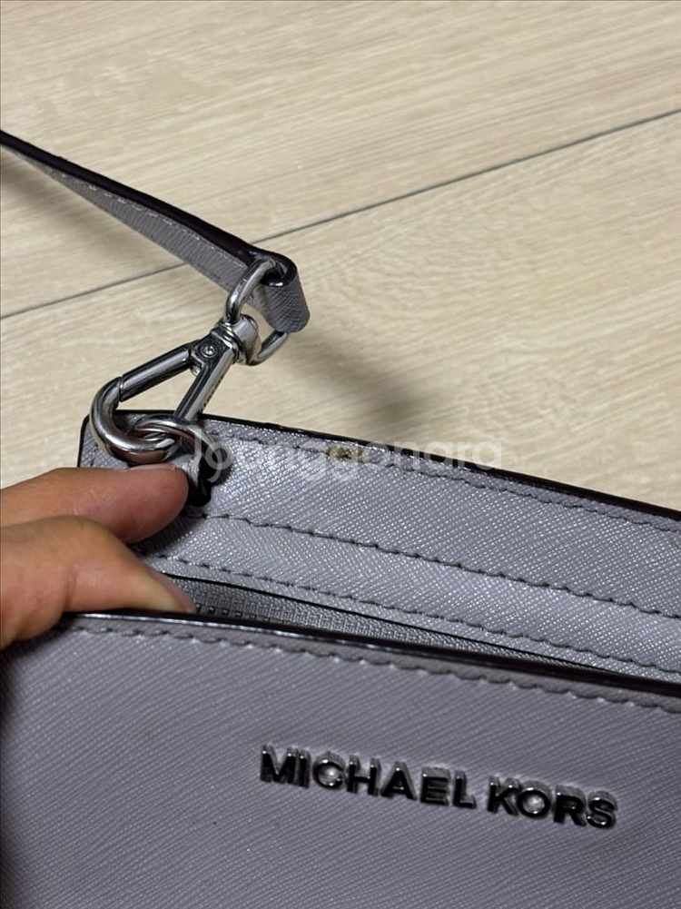 마이클코어스 크로스백--2