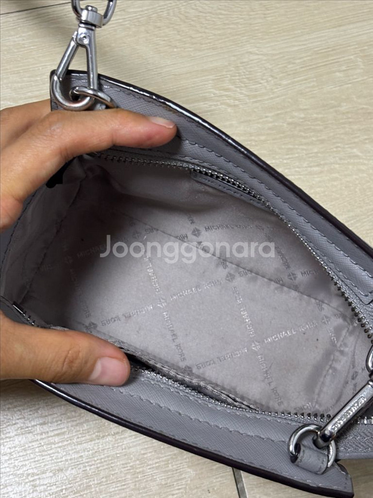 마이클코어스 크로스백--3