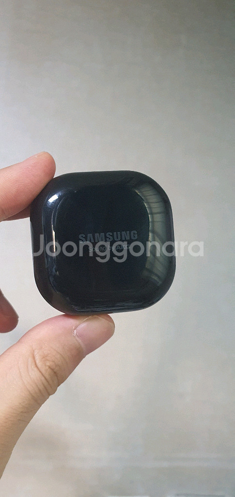 버즈 라이브 블랙 충전기 본체 판매합니다--0