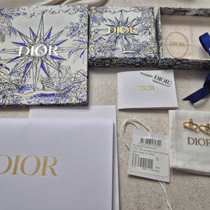 디올 쁘띠 CD 스터드 귀걸이