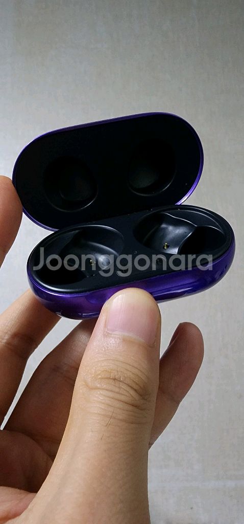 버즈 플러스 BTS 에디션 충전기 본체 판매합니다--1