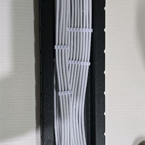 깔끔한 화이트 색상의 PSU 케이블 슬리빙 연장선입니다