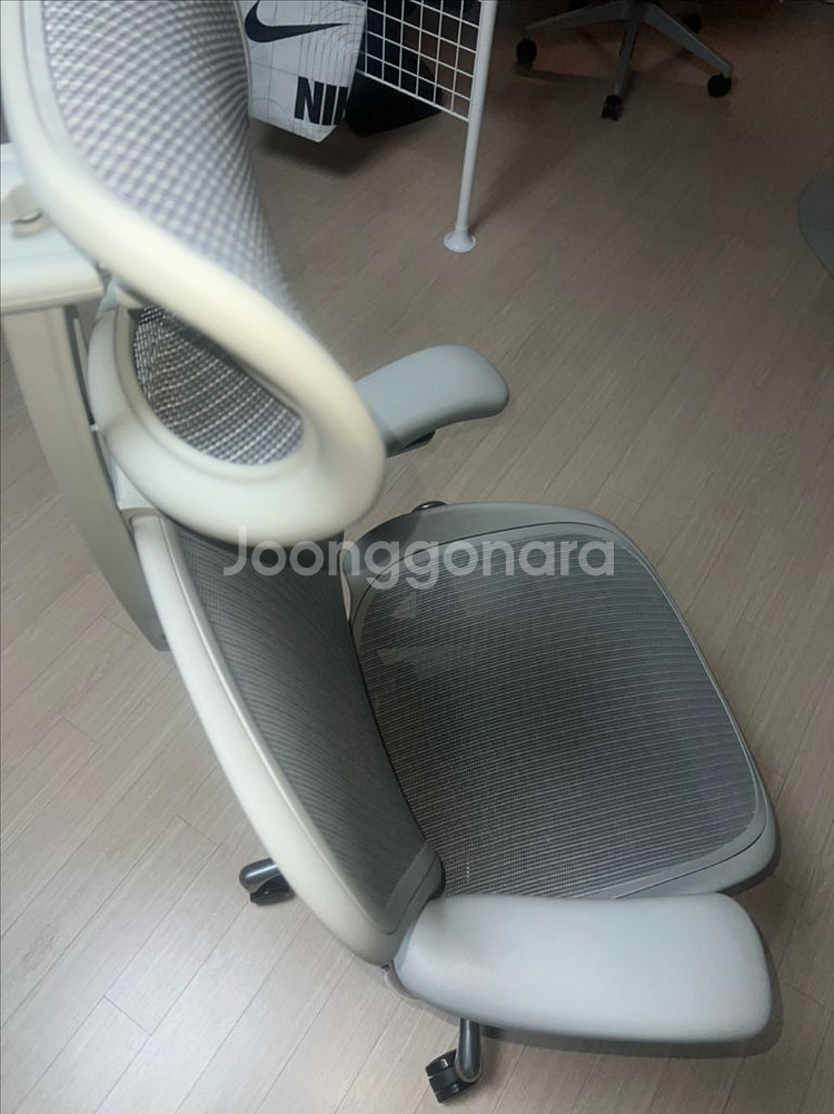 허먼밀러 에어론 미네랄 풀체어 CD B사이즈 판매합니다--1