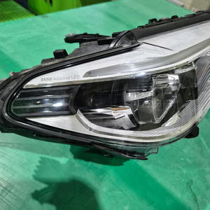 BMW G30 어댑티브 라이트(모듈포함) 조수석 팝니다