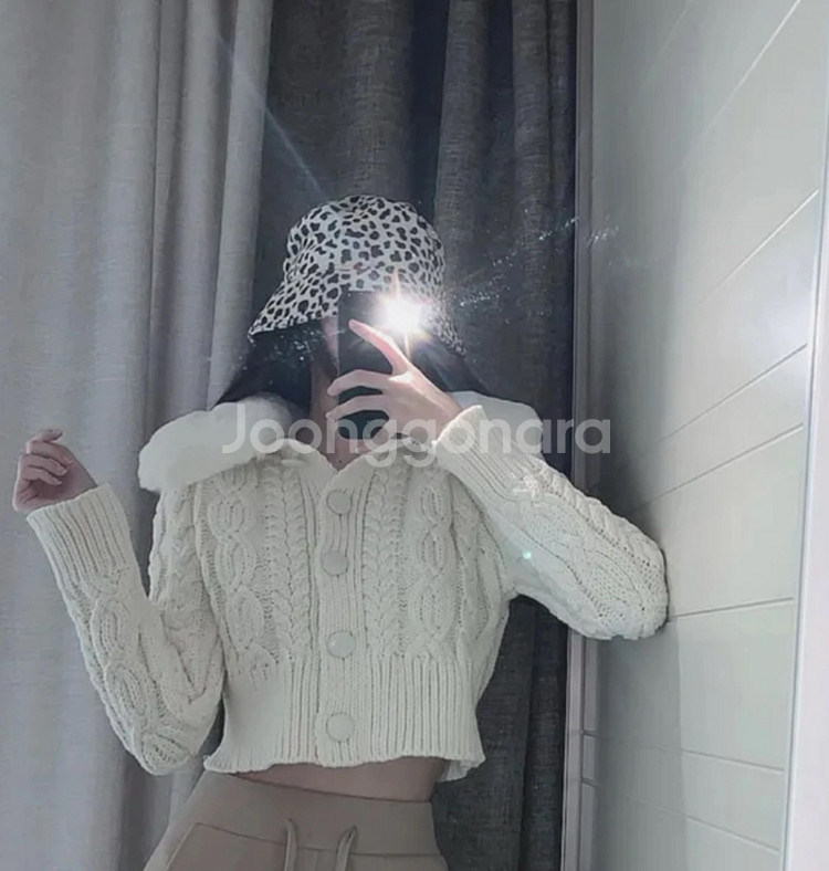 아이보리 꽈배기 밍크 카라퍼 크롭 가디건--0