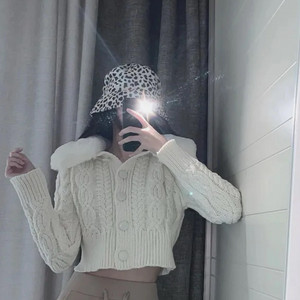 아이보리 꽈배기 밍크 카라퍼 크롭 가디건