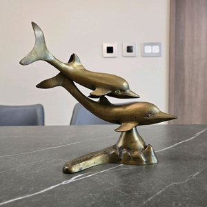 황동 돌고래 조각상