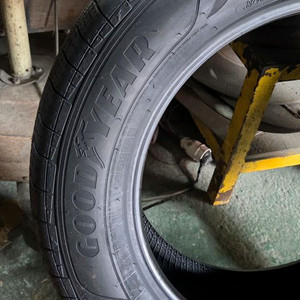 굿이어 18인치 타이어 팝니다