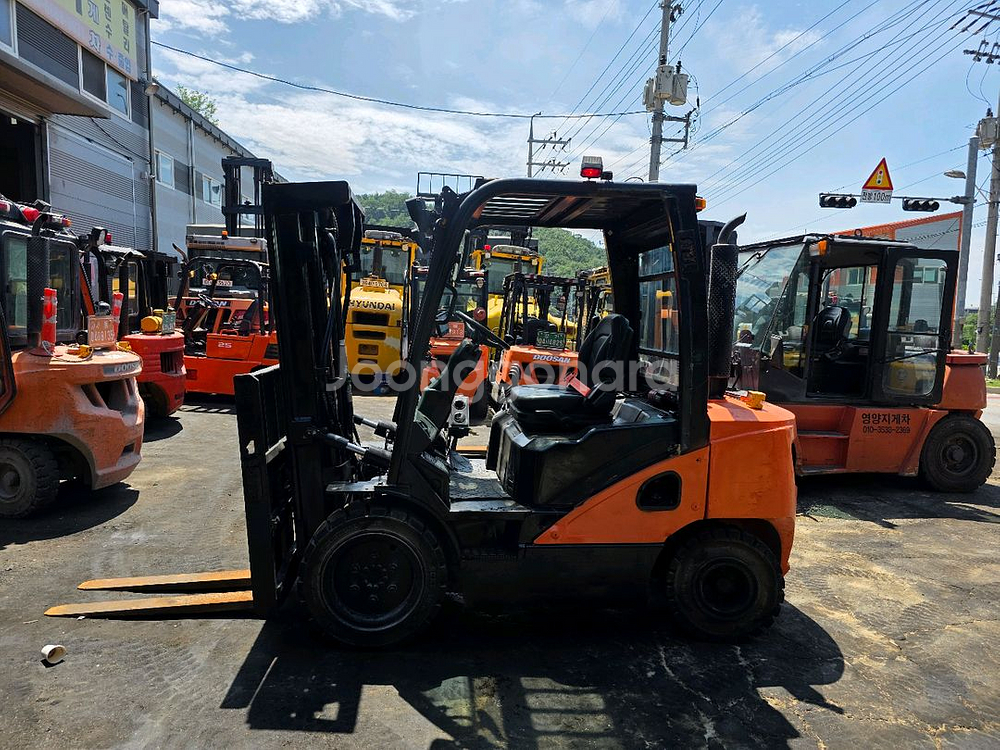 두산지게차 D30S-7 디젤 3톤 3단마스트 중고지게차--0