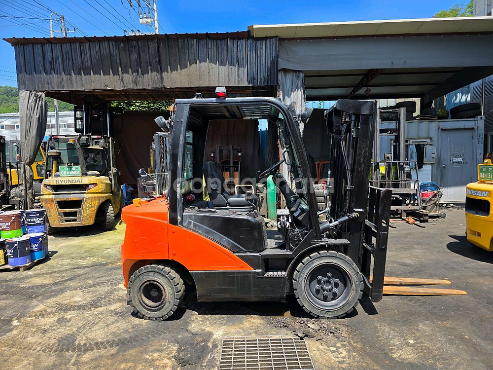 두산지게차 D30S-7 디젤 3톤 3단마스트 중고지게차--2